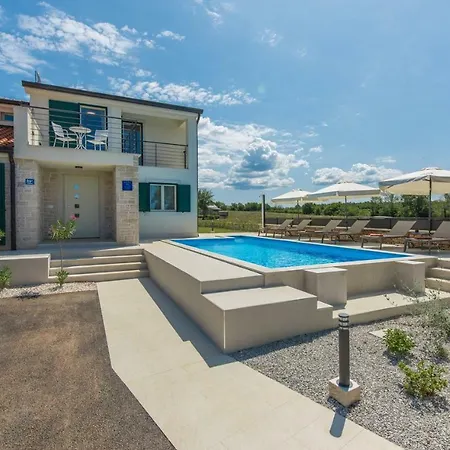 Billy With Private Pool *