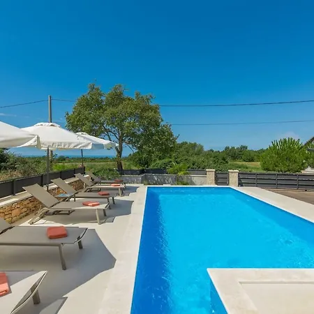 Billy With Private Pool