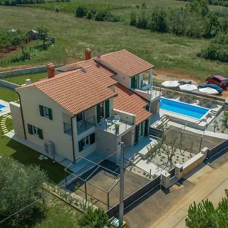 Billy With Private Pool Labinci